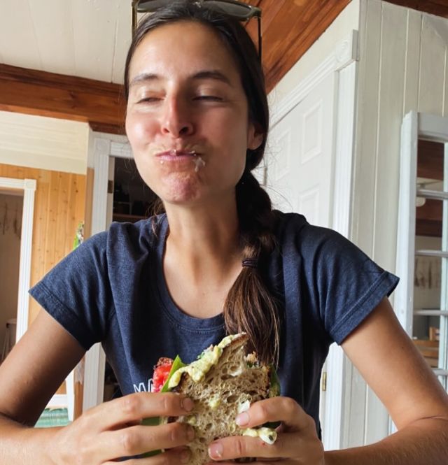 Notre fermière est aussi nutritionniste. Et aujourd’hui, c’est la Journée des nutritionnistes! 🥳
C’est aussi la Journée mondiale du bonheur! ☺️
On a trouvé cette photo parfaite pour aujourd’hui, de notre fermière qui savoure avec bonheur un sandwich aux oeufs (des Rockeuses!) 😂😂

#journeedesdietetistes #journeemondialedubonheur #sandwich #oeuf #oeufdesRockeuses #bonheur #bonheurgourmand
